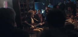 Damien Rice singing an intimate concert