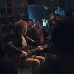 Damien Rice singing an intimate concert